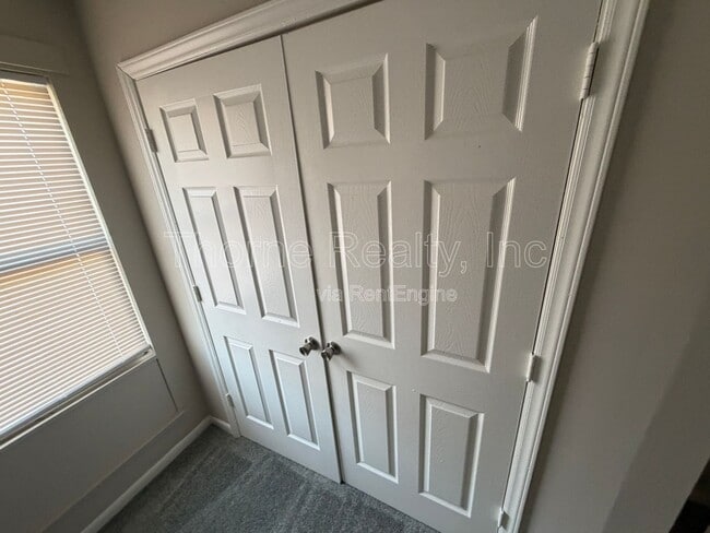 Building Photo - 402 E Northern Blvd