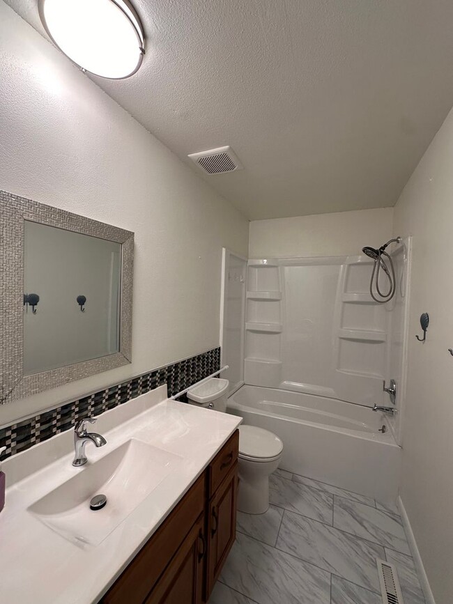 Building Photo - House in Springfield- Kickapoo Schools