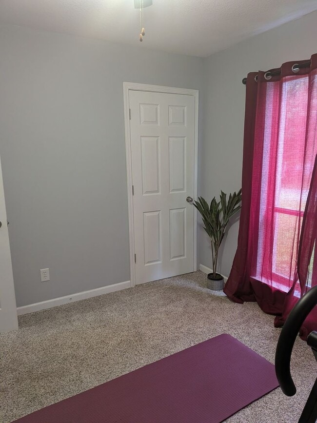 Building Photo - Fully furnished. All utilities included 3 Bed 1.5 Bath House
