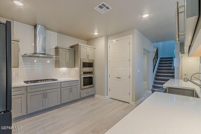 Building Photo - 249 Emerald Tower Dr