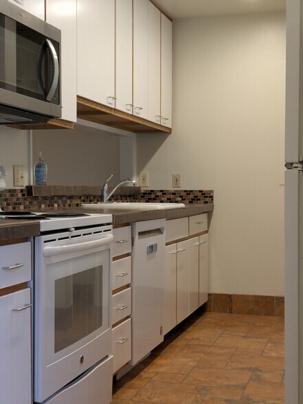 Kitchen - 5220 SW Franklin Ave