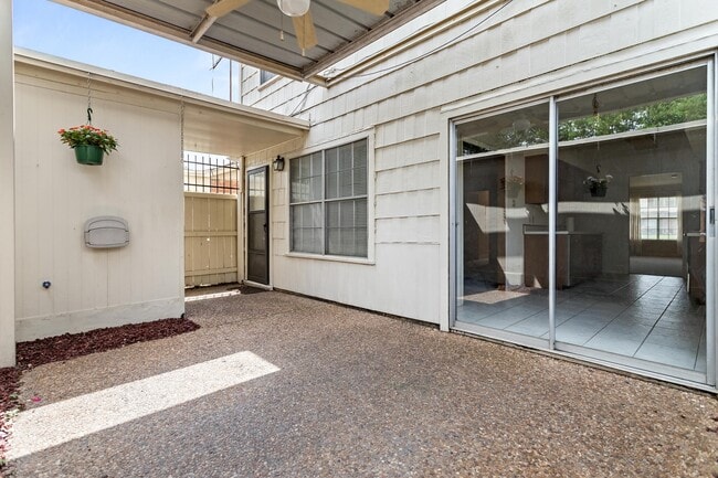 Building Photo - 5960 Townhouse Ln