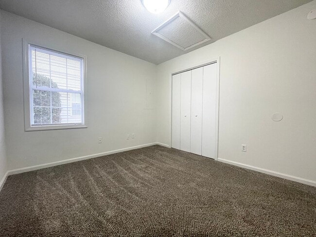 Building Photo - 209 Oakwood Ln