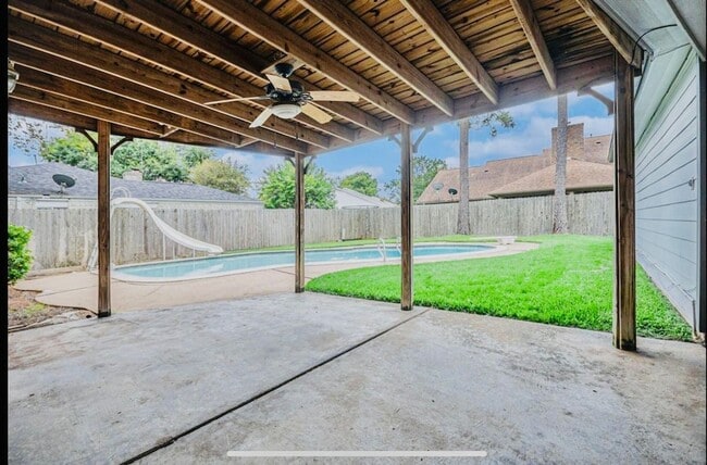 Building Photo - 15014 Hollydale Dr