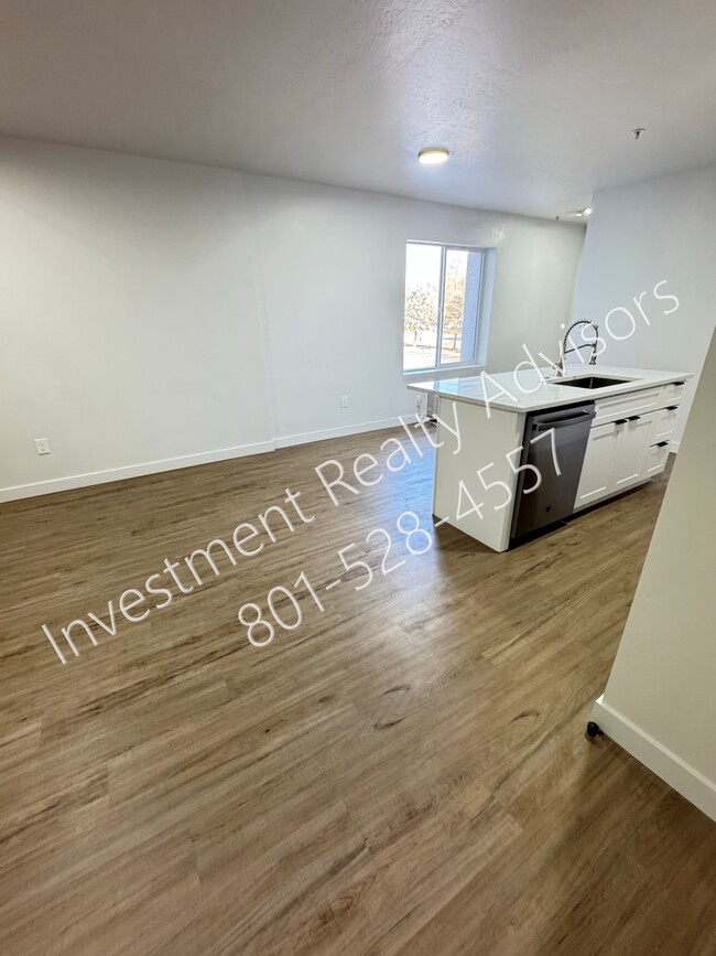 Building Photo - Completely Renovated Apartment!