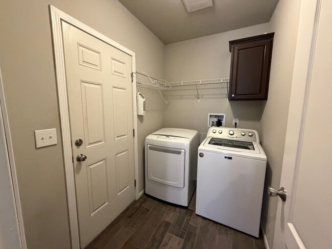 Building Photo - Stunning home with EVERYTHING you could want!