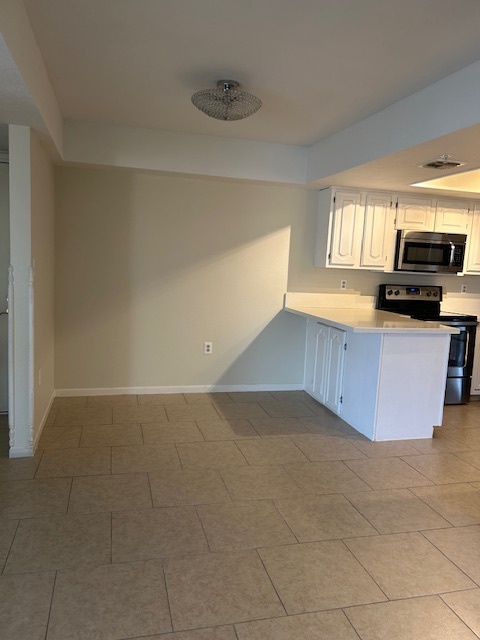 Dining Area - 4200 N Miller Rd