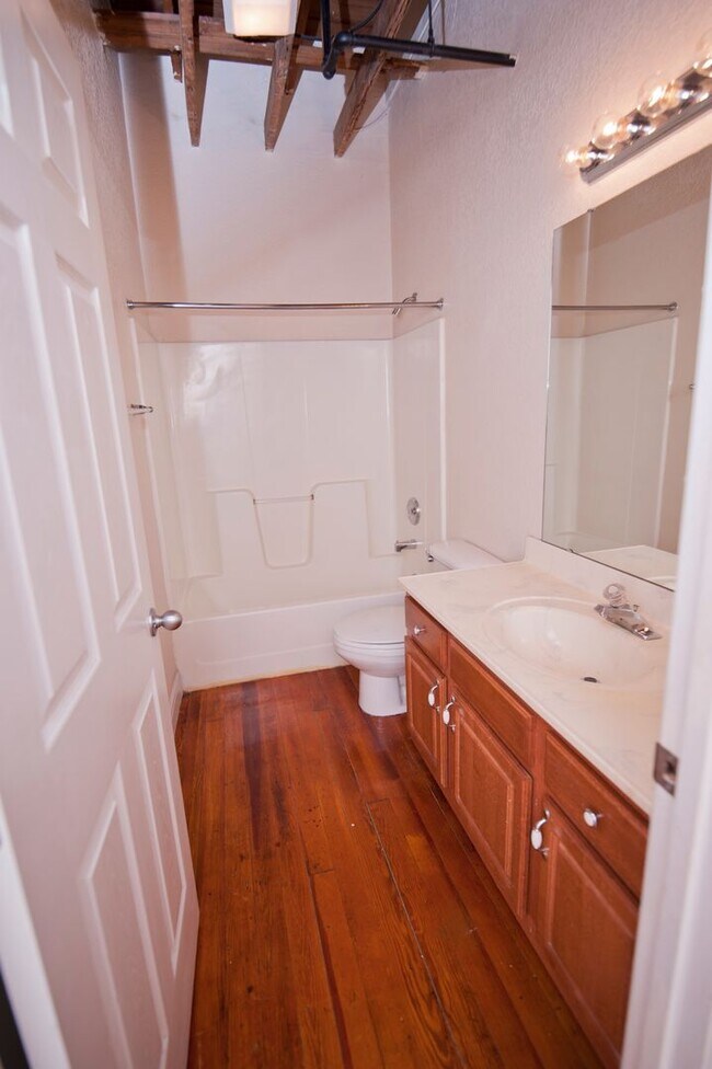 Building Photo - Market Olive 202