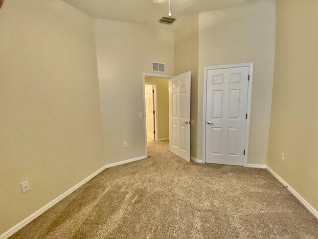 Building Photo - 860 Hampton Cir