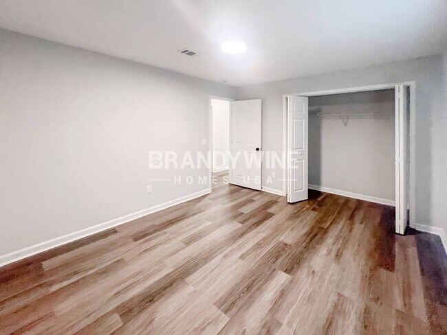 Building Photo - 324 Laurel Ln