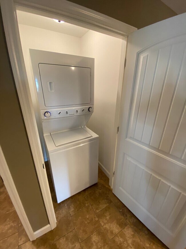 Building Photo - ~*~Gorgeous 2 Bedroom 2 Bathroom Duplex~*~