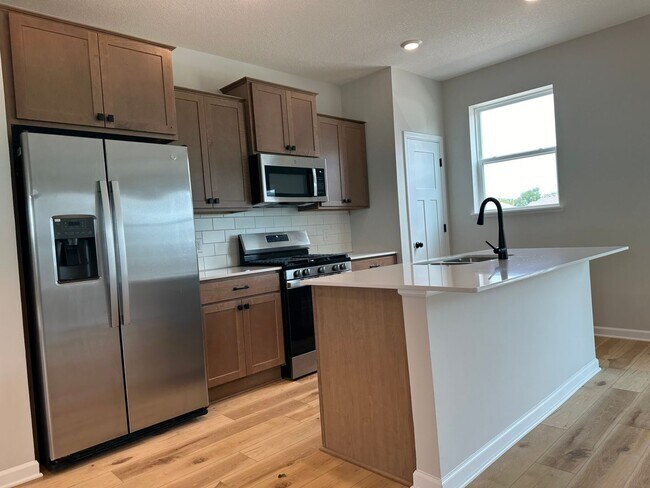 Building Photo - Rare Rogers 3 bed brand new town house for lease!!!