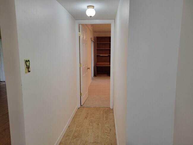 Building Photo - 1611 Minutemen Causeway