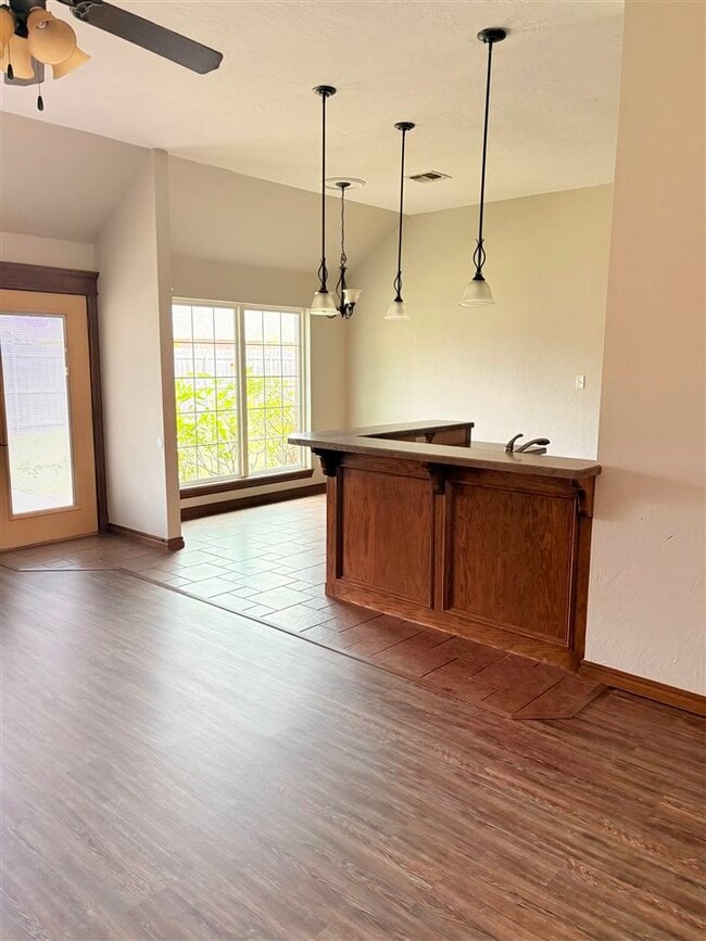 Building Photo - 1209 Alma Dr