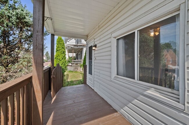 Building Photo - Newly Renovated 2 Bedroom Home With Bonus ...