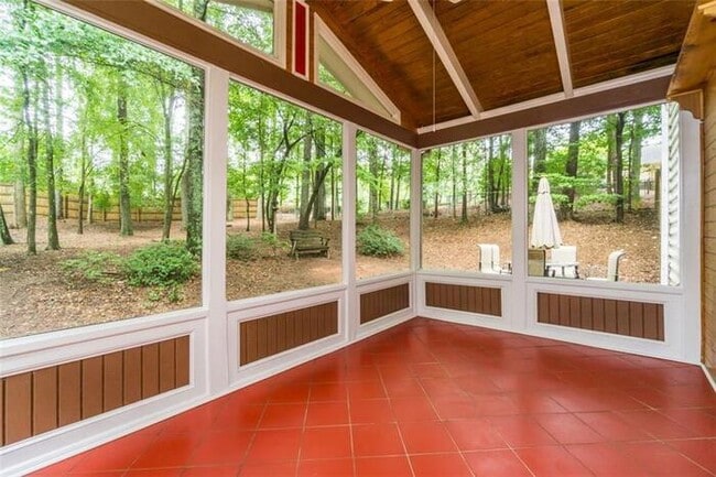 Building Photo - Alpharetta 4 bedroom home with large fenced in backyard