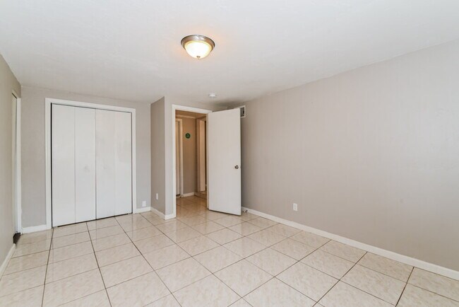 Building Photo - 100 Apache St