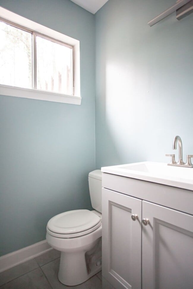 Building Photo - A Beautifully Renovated Modern Townhome!