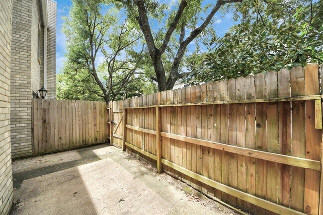 Building Photo - 17573 Red Oak Dr