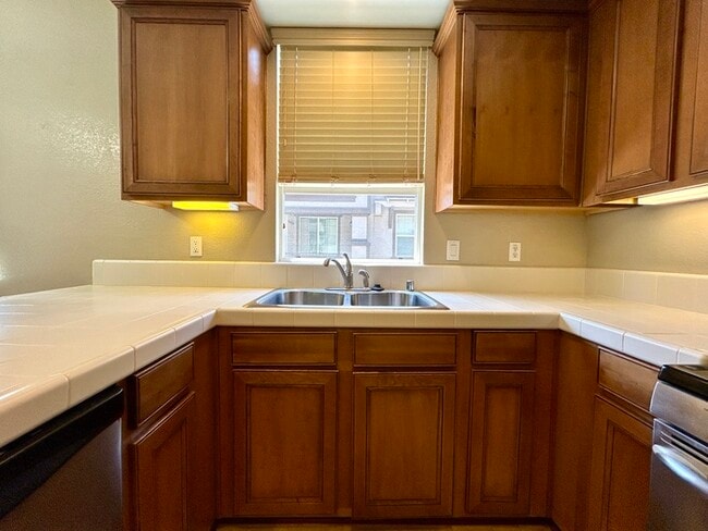 Building Photo - Beautiful 3 Bedroom Tri Level Townhome in ...