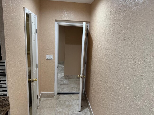 Building Photo - 816 Greenbriar Dr