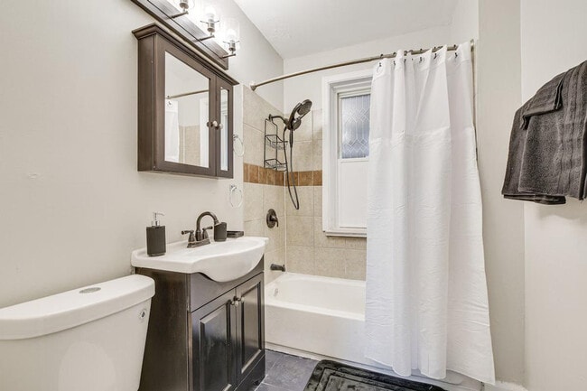 Building Photo - 7440 S Ingleside Ave