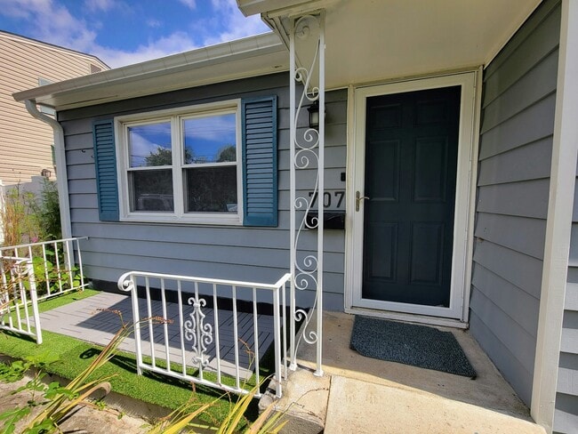 Building Photo - 707 Douglass Ave