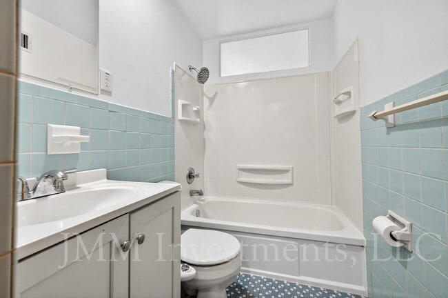 Building Photo - 4015 Greenmeadows Dr