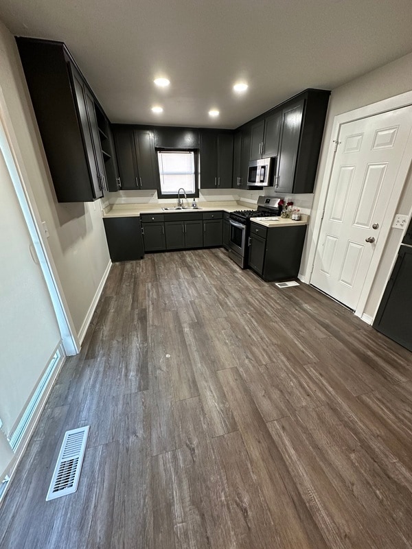 Building Photo - 744 N Moccasin St