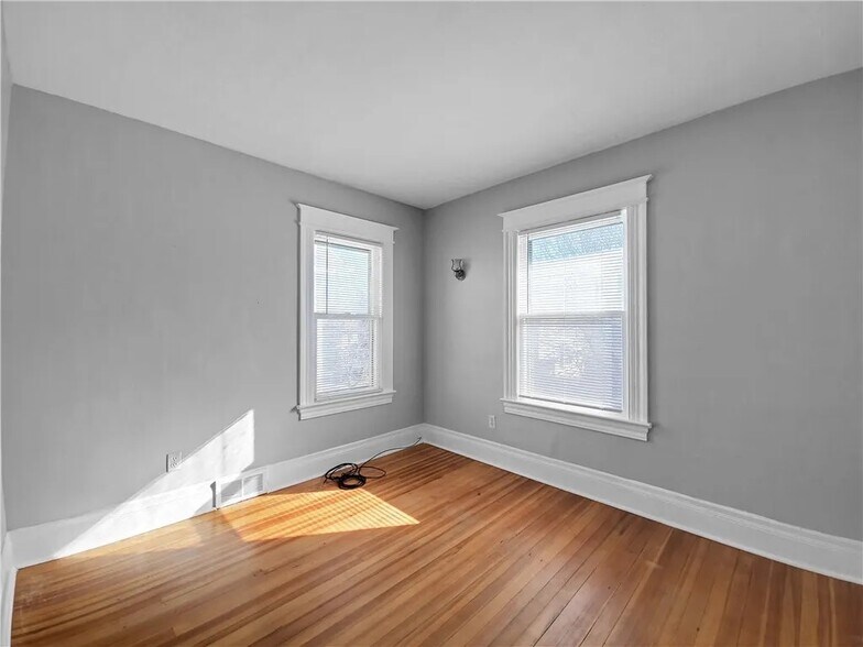 Building Photo - 546 Magee Ave