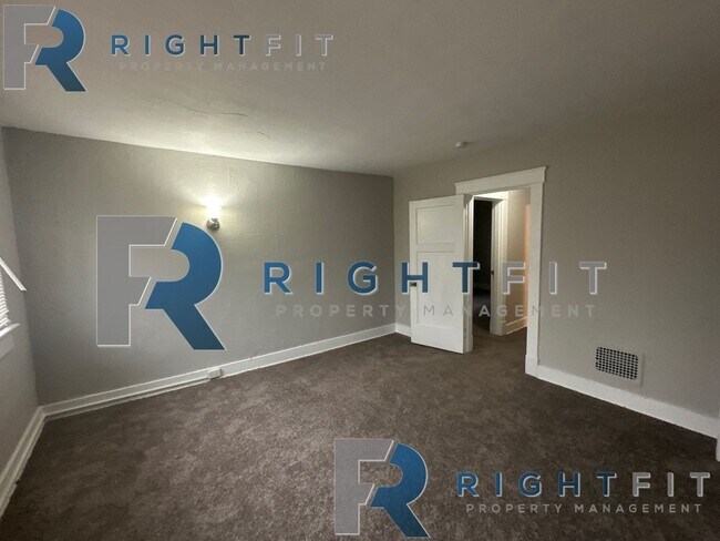 Building Photo - Newly Renovated Home in Dayton!