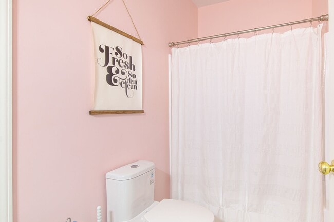 Building Photo - Rent Special! See Description! Spacious Ho...