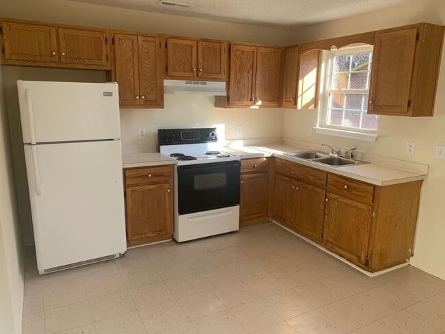 Building Photo - Quiet Country Living