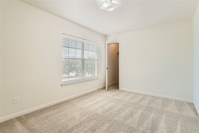 Building Photo - HUGE 5 BEDROOM HOME FOR RENT IN LUCKEY RAN...