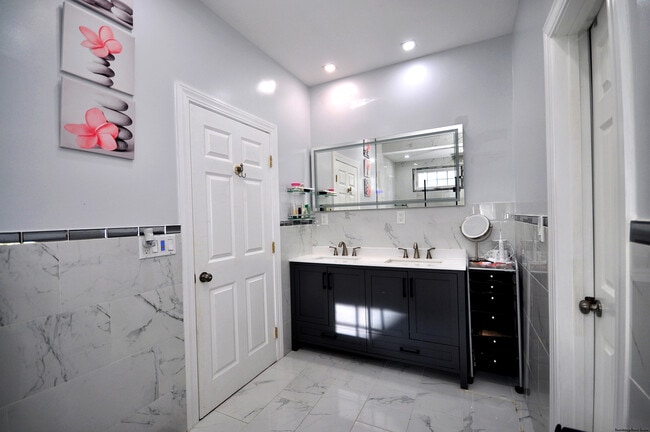 Building Photo - 3 Maplecrest Ln