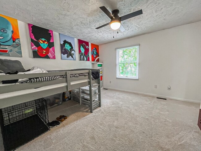 Building Photo - Beautiful and Spacious 4 Bedroom 2.5 Bathr...