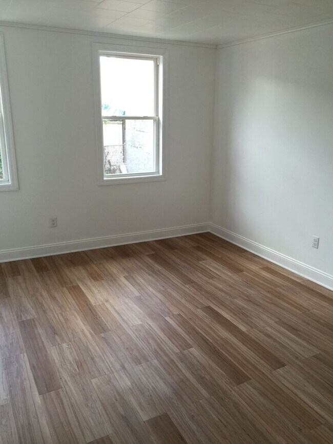 Building Photo - Newly Renovated - South Side Flats