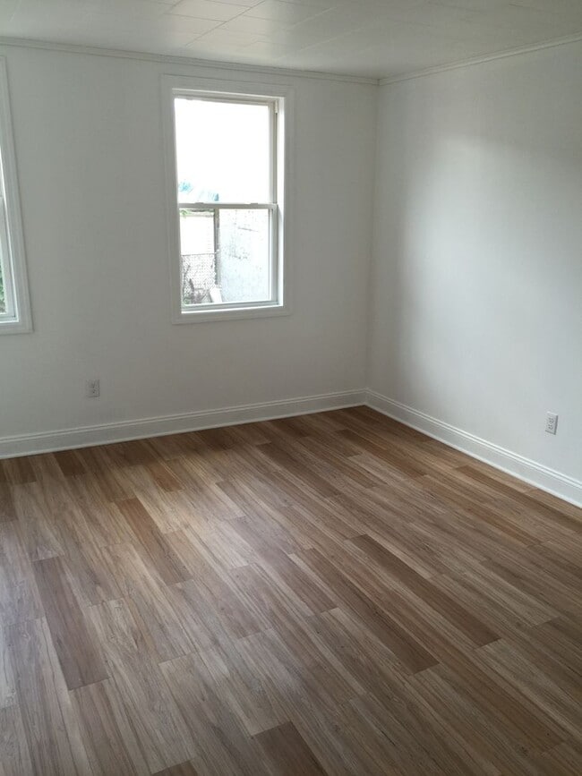 Building Photo - Updated Renovation - South Side Flats