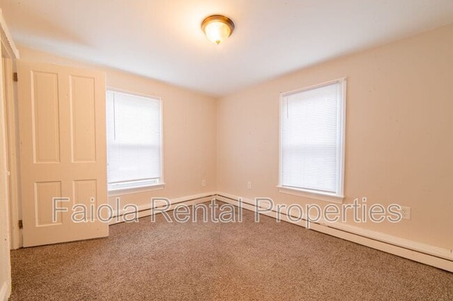 Building Photo - 319 Maurice St