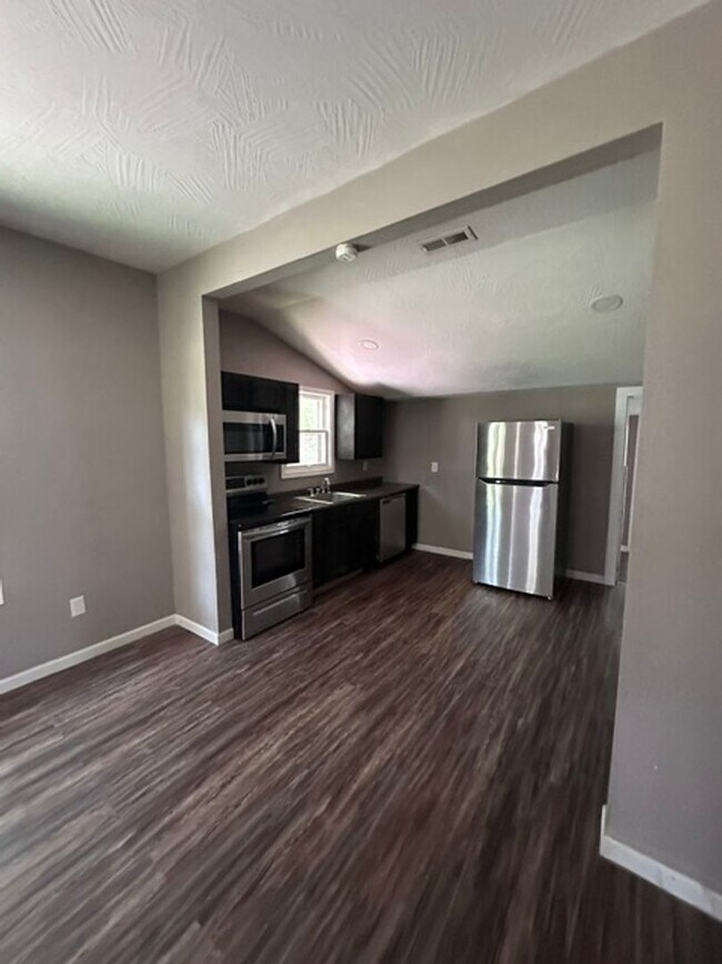 Building Photo - 3 Bed 1.5 Bath Home