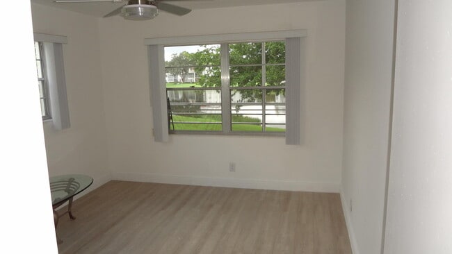 Building Photo - 271 Fanshaw G