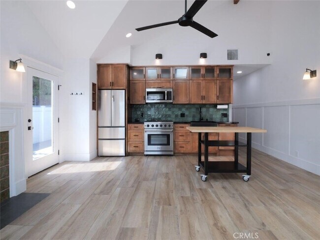 Building Photo - 446 W 40th St