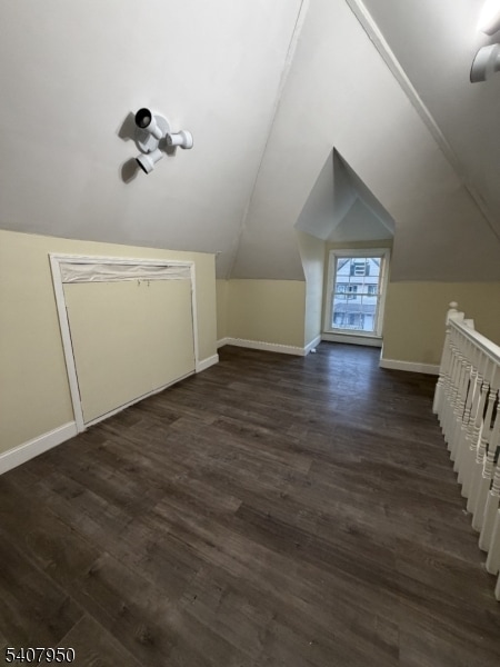 Building Photo - 726 E 6th St