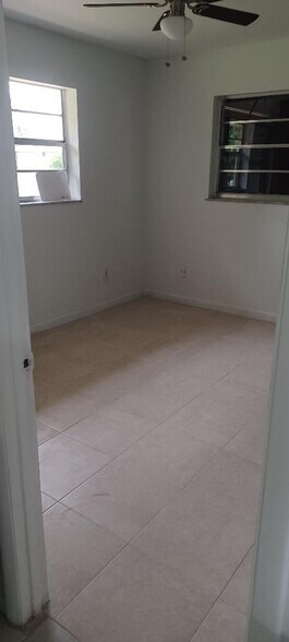Building Photo - 605 18th Ct