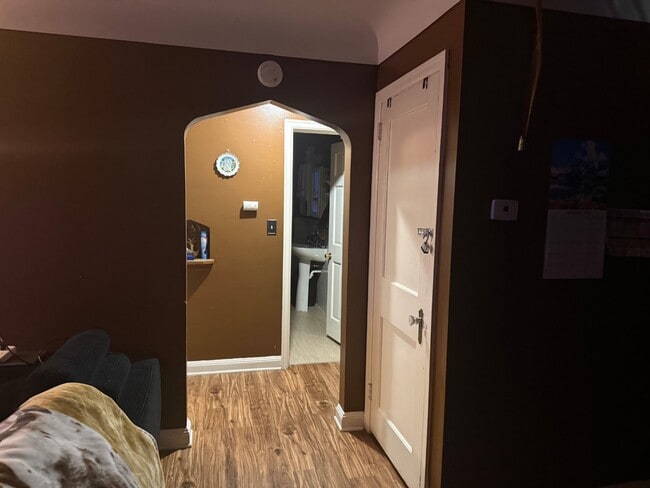 Building Photo - 602 E 7th St