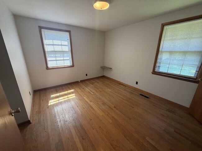 Building Photo - 625 Elaine Dr