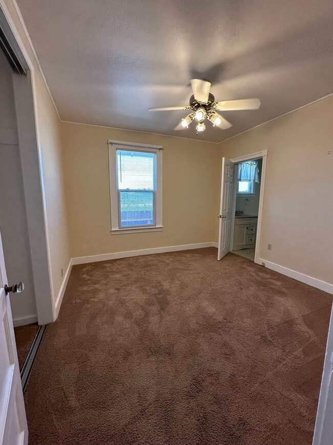 Building Photo - Adorable 1 bedroom 1 bath close to Downtow...