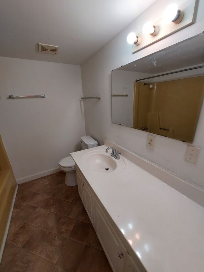 Building Photo - Conveniently Located Affordable Condo For Rent
