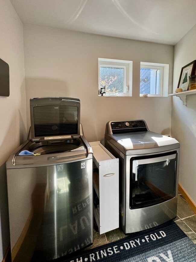 Building Photo - This gorgeous Bainbridge home is available starting mid July