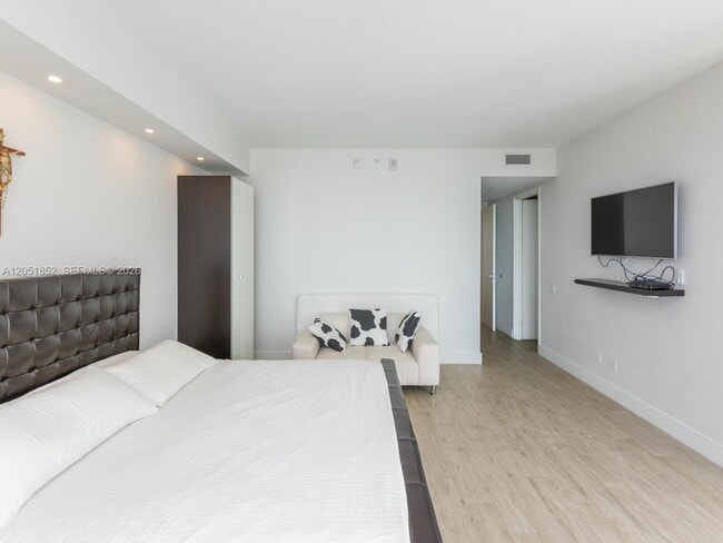 Building Photo - 1300 Brickell Bay Dr
